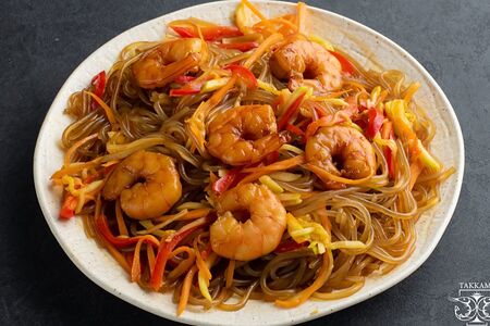 Wok лапша из сладкого картофеля с креветкой и лососем