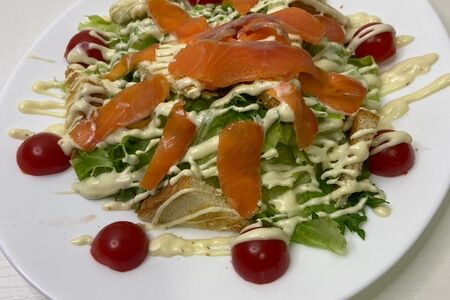 Салат Цезарь с лососем