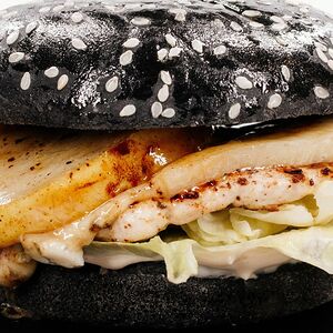 Темный бургер с грушей и дорблю