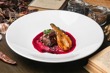 Филе оленя с муссом из печёной свеклы и винным соусом