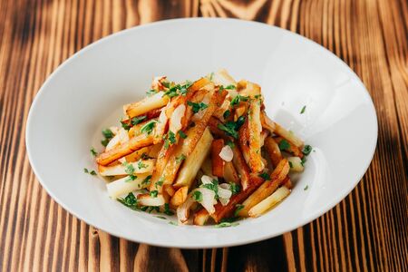 Картофель жаренный с луком