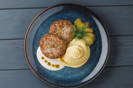 Котлеты из мраморного мяса с пюре из жареной картошки