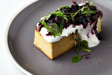 Нежная запеканка с кешью из нута с сезонными ягодами и сметаной