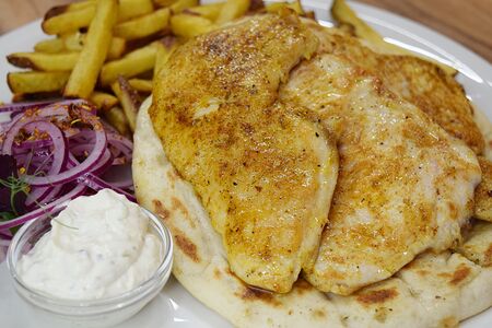 Пилече Бело Месо на жару и картофель фри