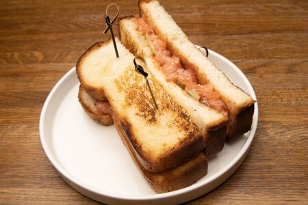 Сэндвич спайси лосось, икра тобико L