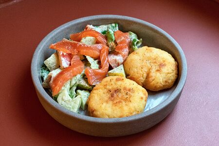 Хашбраун с форелью и свежими овощами