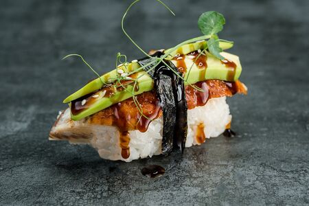 Суши с угрем и авокадо