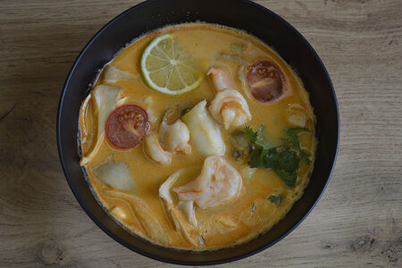 Том ям с морепродуктами