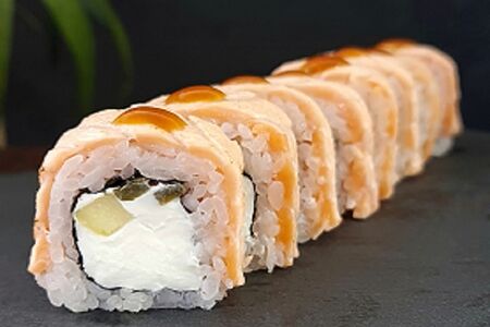Ролл Пимансамон с лососем и халапеньо