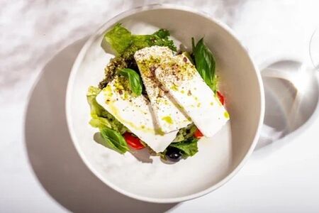 Тепличные томаты и огурцы с фермерской брынзой