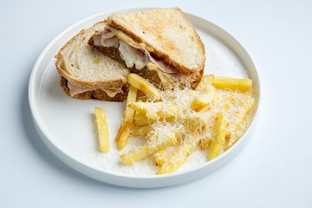 Сэндвич с ветчиной, трюфелем и страчателлой