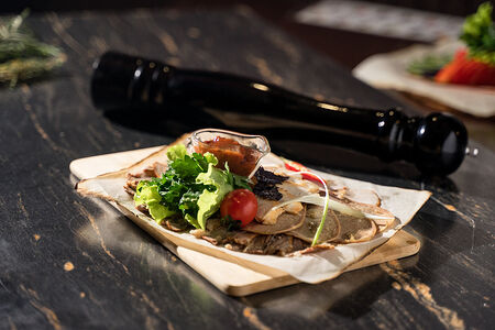 Тарелка мясных деликатесов