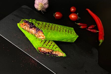 Шаурма с курицей в чесночном лаваше