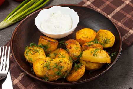 Картофель по-деревенски с чесночным соусом