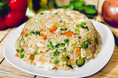 Рис с яйцом и овощами