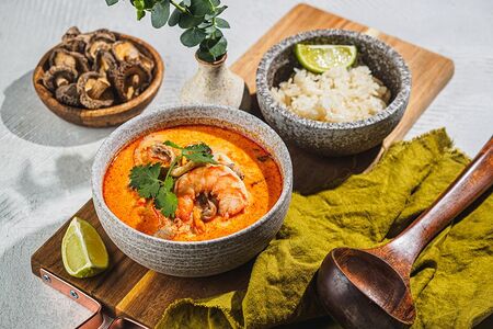 Том Ям с морепродуктами, кокосовым молоком и рисом