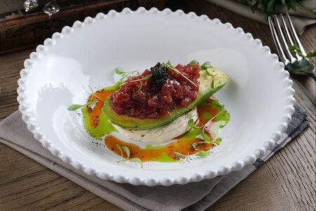 Тартар из тунца с авокадо и крем-чизом