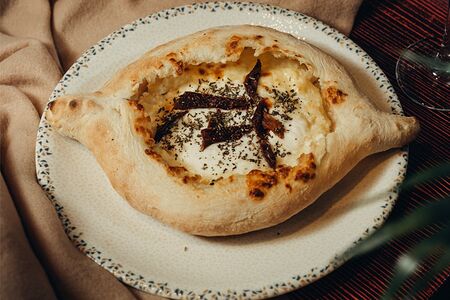 Хачапури по-аджарски со страчателлой и вяленными томатами