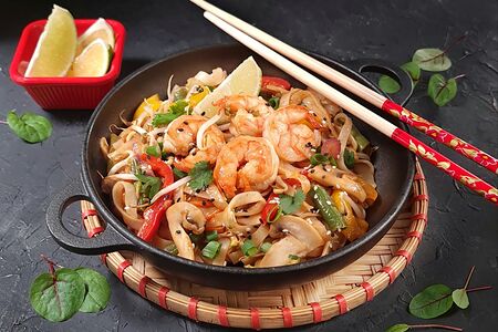 Пад тай с тигровыми креветками