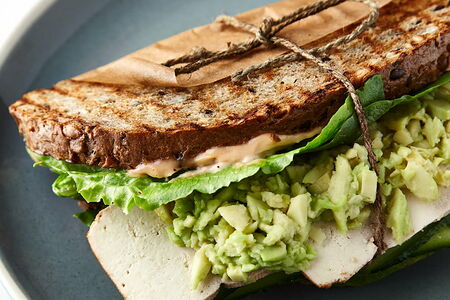 Сэндвич с копченым тофу, авокадо, огурцом и соусом чипотле