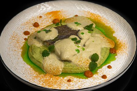 Крылья ската на подушке из брокколи