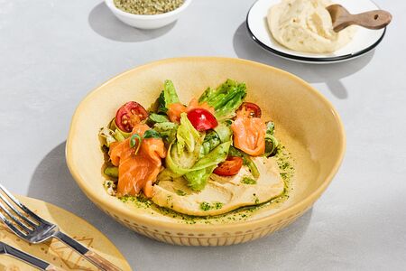 Салат с лососем слабой соли и хумусом