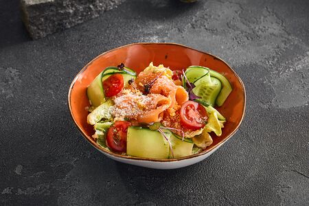 Салат с лососем и имбирным соусом