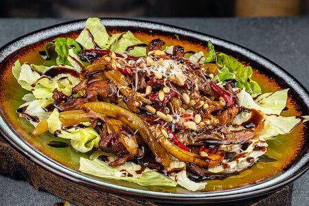 Тёплый салат с телятиной