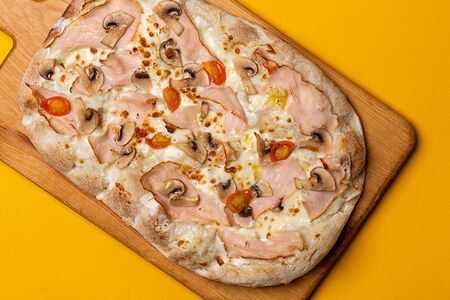 Римская пицца Ветчина и грибы средняя