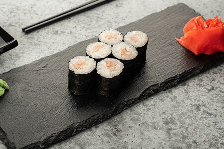 Ролл с тигровой креветкой