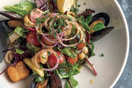 Тёплый салат с морепродуктами