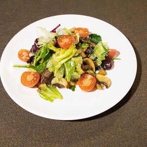 Тёплый салат по-римски