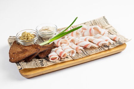 Сало соленое с хреном, горчицей, зеленым луком 