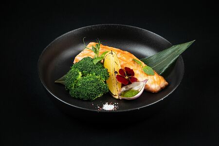 Филе лосося с брокколи и зелёным маслом
