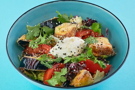 Салат с хрустящими баклажанами, томатами и копченым сыром