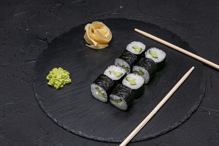 Классический ролл с огурцом