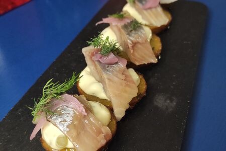 Сельдь на жареном картофеле