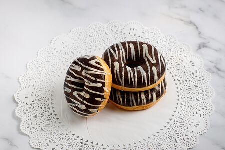 Донат в шоколадной глазури