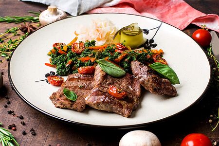 Медальоны из говяжьей вырезки со шпинатом