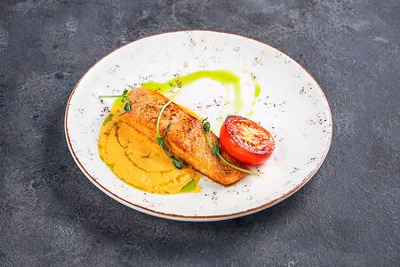 Лосось конфи с томатами гриль