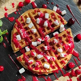 Венская вафля с маршмеллоу и клюквенным сиропом