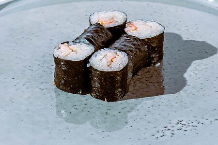 Ролл с креветкой