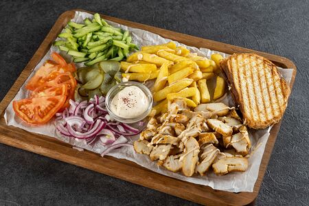 Шаверма на тарелке (говядина и свинина)