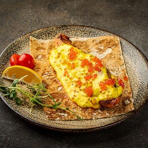 Филе семги на углях под икорным соусом