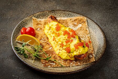 Филе семги на углях под икорным соусом