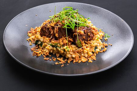 Говяжьи щёчки с булгуром и шпинатом