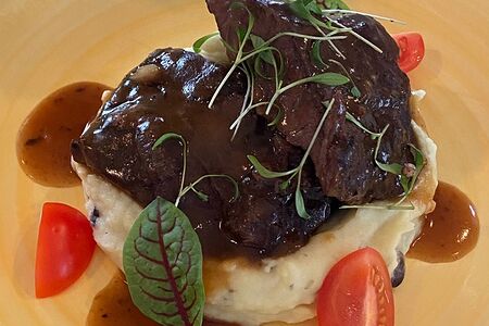 Томленые говяжьи щечки