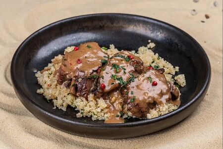 Телячьи щечки с киноа