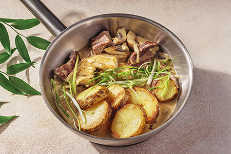 Медальоны из двух видов мяса с картофелем гриль