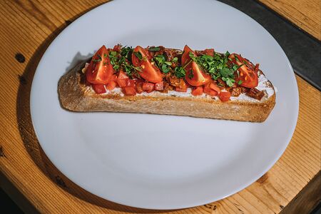 Брускетта с томатами